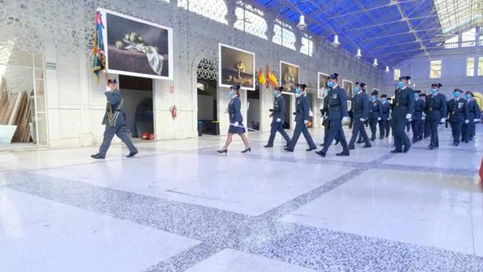 El curioso desfile de la Guardia Civil dentro de una antigua estación de tren en Alicante el Día del Pilar