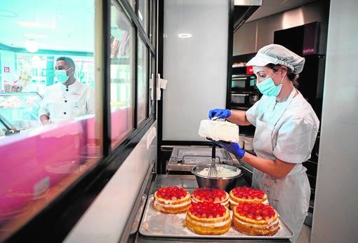 Una repostera de la nueva tienda de la Mallorquina en Quevedo termina una de las tartas de fresas