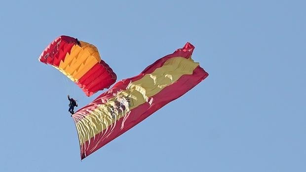 Así saltó la Patrulla Acrobática en el cielo de Madrid