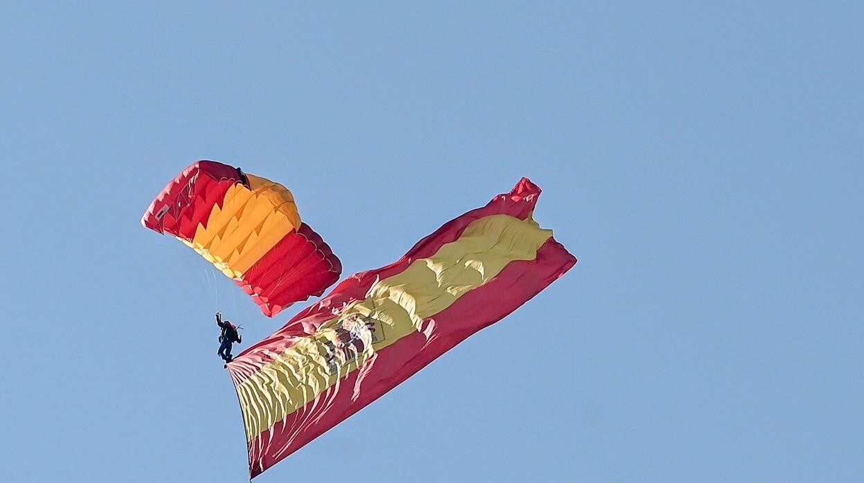 El paracaidista de la Patrulla Acrobática de Paracaidismo del Ejército del Aire (PAPEA) salta sobre la plaza de Lima este 12 de Octubre