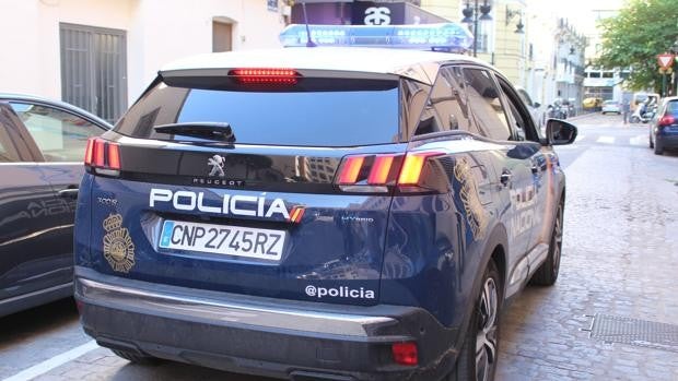 Un hombre golpea en la cara a su pareja y le dispara con una escopeta de balines