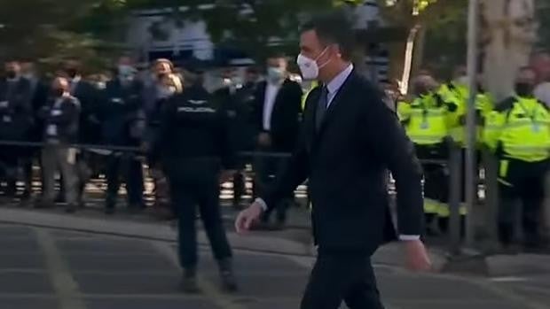 Pedro Sánchez, abucheado en el desfile del 12-O al escuchar los ciudadanos su cargo por megafonía