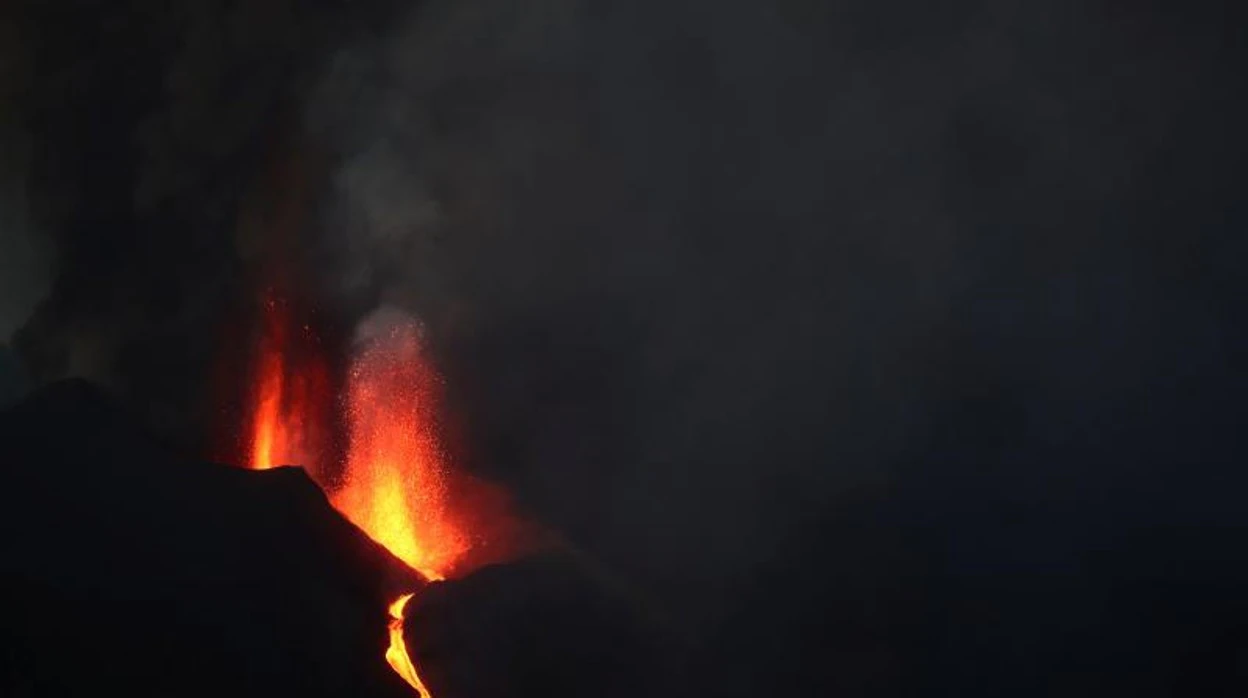 El volcán de La Palma 'Tagojaite' durante la noche
