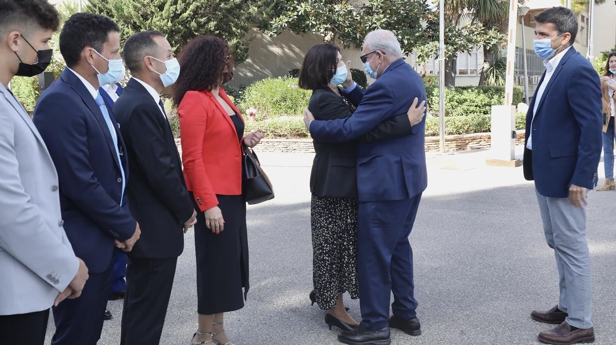 Alfonso Guerra abraza a la viuda del homenajeado Fernández Valenzuela en presencia de Carlos Mazón