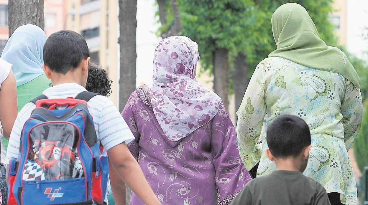 Alumnos magrebíes junto a sus madres al salir de una escuela de Tarragona