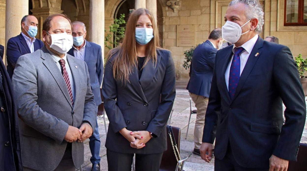 El diputado de Turismo y Cultura, Nicanor Sen presenta, junto al alcalde de La Bañeza, Javier Carrera y la delegada territorial Ester Muñoz, el I Congreso Internacional de Carnaval