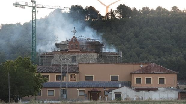 Las llamas devoran de nuevo parte de la techumbre del templo del Monasterio de Alconada, en Ampudia (Palencia)