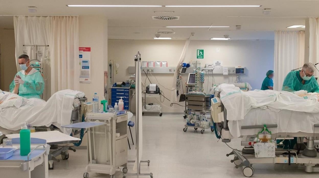 Castilla-La Mancha estudia «abrir un poco más las posibilidades» de visitas a hospitales en noviembre