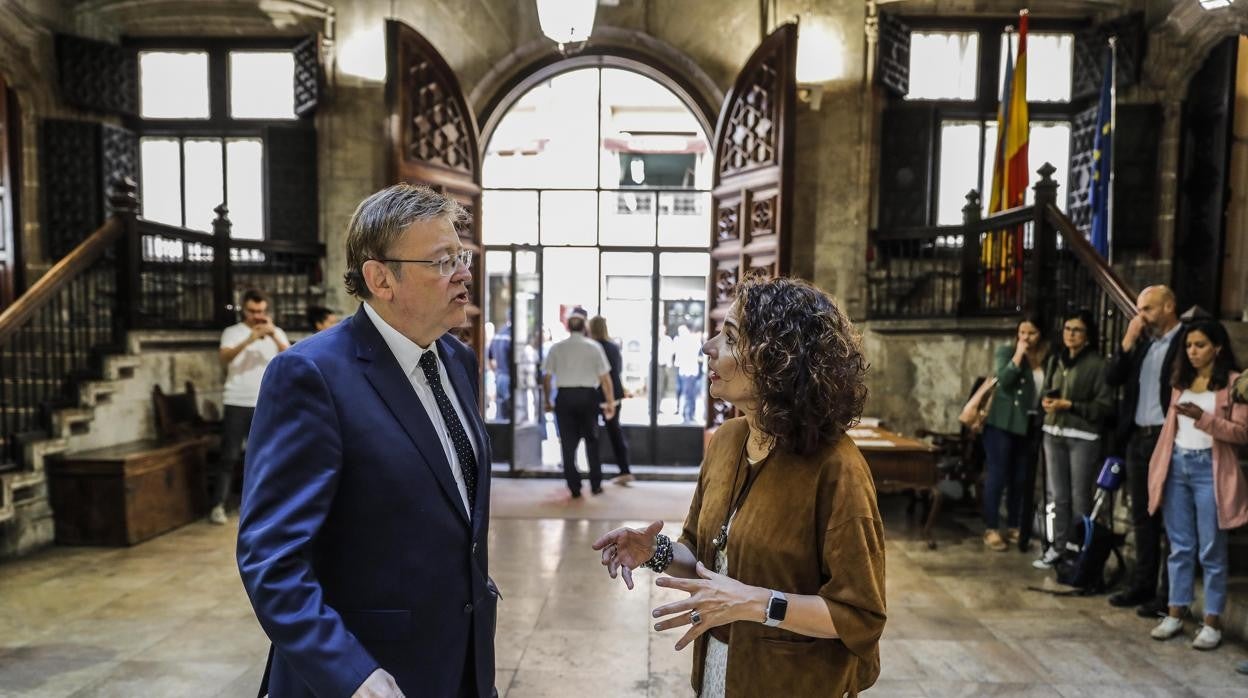 Imagen de archivo del presidente de la Generalitat, Ximo Puig, junto a la ministra de Hacienda, María Jesús Montero