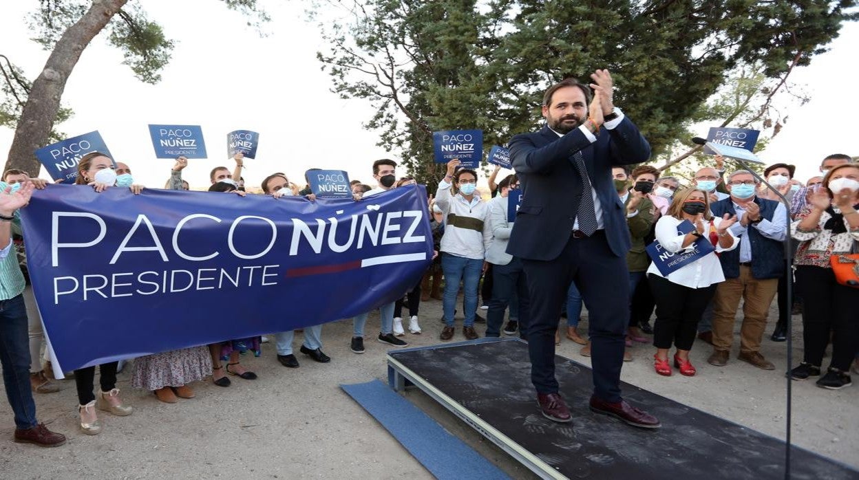 Núñez aplaude a las 400 personas que le han arropado este miércoles en Toledo