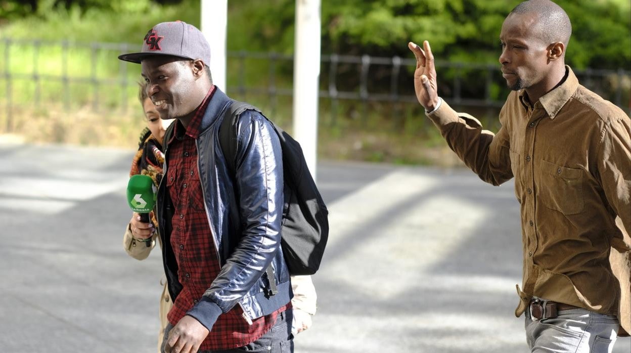 Malick Gueye, a la izquierda, durante su llegada al juicio para declarar