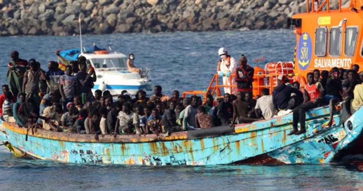 La patera en su llegada al muelle de Arguineguín