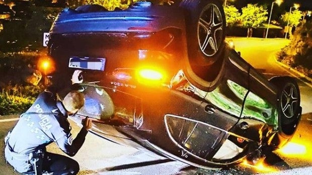 Un joven de 19 años vuelca su coche y da positivo en drogas a los diez días de obtener el permiso de conducir