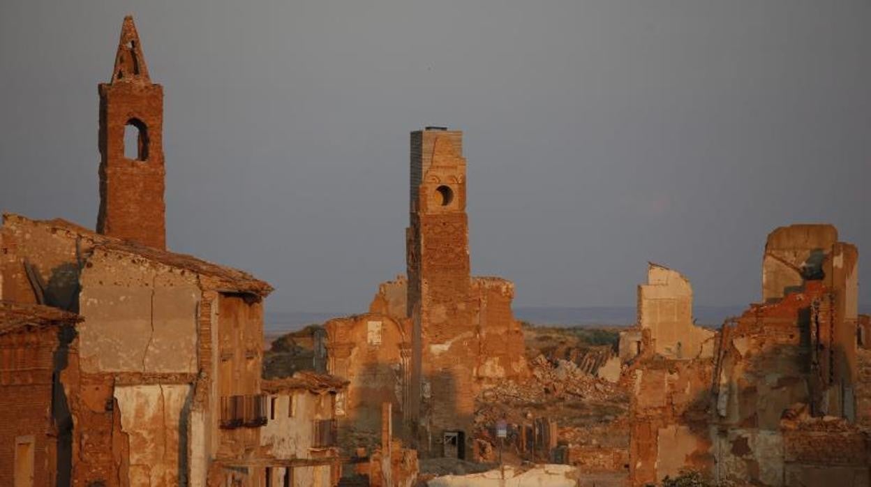 Herido de muerte en la Guerra Civil, el histórico Belchite acabó definitivamente abandonado en la posguerra. Fue sustituido por un nuevo Belchite edificado por el régimen de Franco