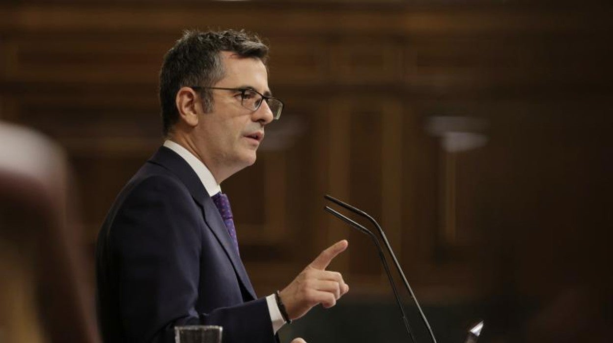 El ministro de la Presidencia, Relaciones con las Cortes y Memoria Democrática, Félix Bolaños, interviene en una sesión plenaria en el Congreso de los Diputados