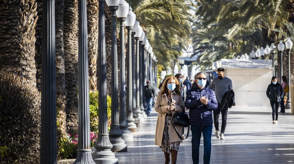 Imagen de dos personas con mascarilla paseando por una avenida ubicada en la Comunidad Valenciana