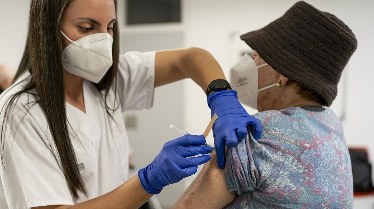 Imagen de archivo de una sanitaria inoculando una vacuna contra el coronavirus en Valencia