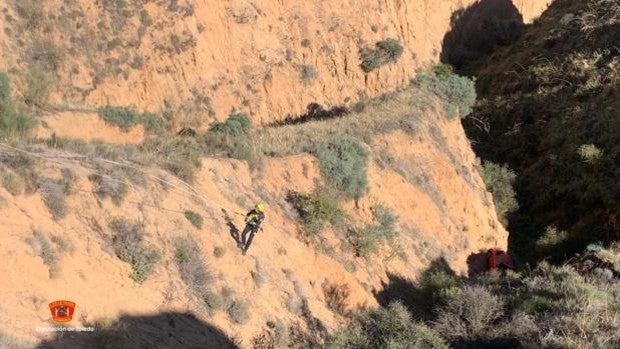 Encuentran un coche destrozado y sin ocupantes en las barrancas de Burujón