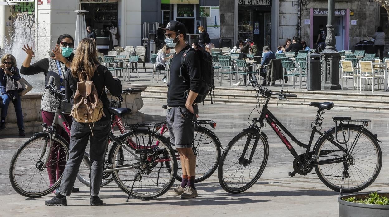 Imagen de archivo de un grupo de personas paseando en bicicleta por el centro de Valencia