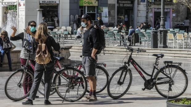 Compromís y PSOE reducirán los aparcamientos para coches en Valencia para dejar espacio a las bicicletas