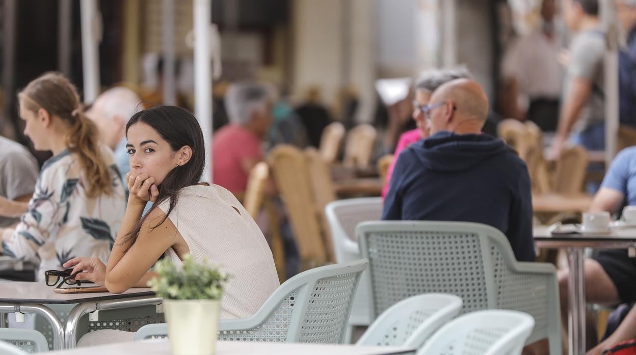 Imagen de archivo en la que aparecen diferentes personas en una terraza del centro de Valencia