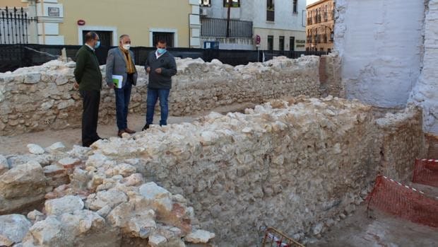 Los restos de la calle Mayor de Guadalajara no son de la muralla medieval ni de la Puerta del Mercado