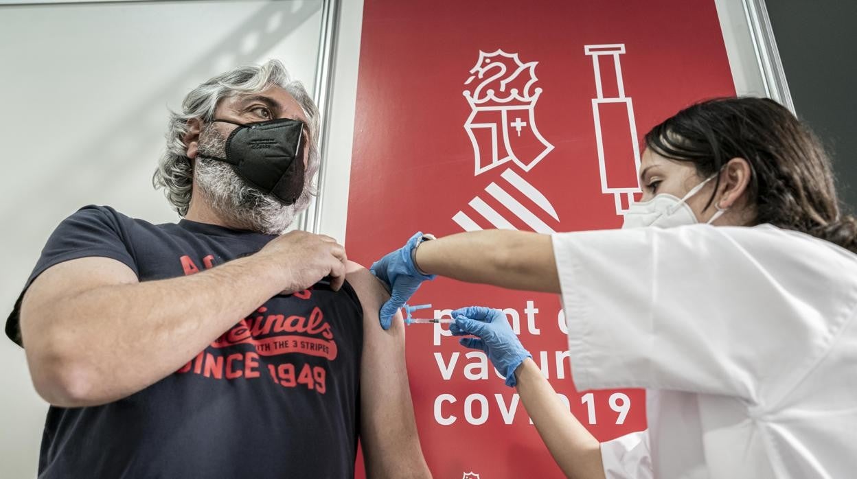 Imagen de archivo de un hombre recibiendo la vacuna contra el coronavirus en Valencia