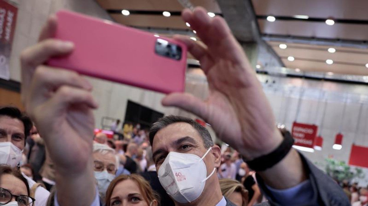 Pedro Sánchez haciéndose un selfie