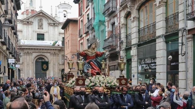 Cientos de personas acompañan a la Vera Cruz en su vuelta a las calles de Valladolid