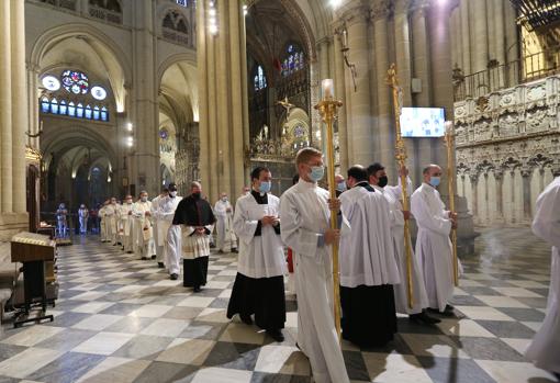 Más de cien sacerdotes han participado en el acto penitencial en procesión por las naves