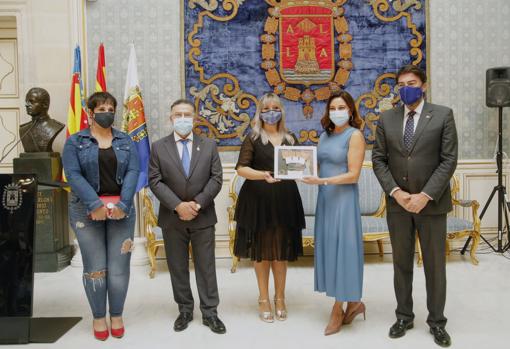 La periodista durante la recepción en el Ayuntamiento, junto al alcalde y otras autoridades