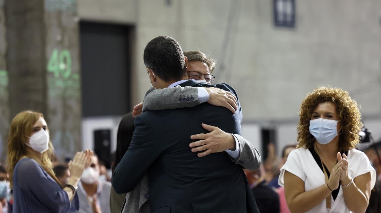 Imagen del secretario general del PSOE, Pedro Sánchez, abranzándose este domingo con el líder del PSPV, Ximo Puig