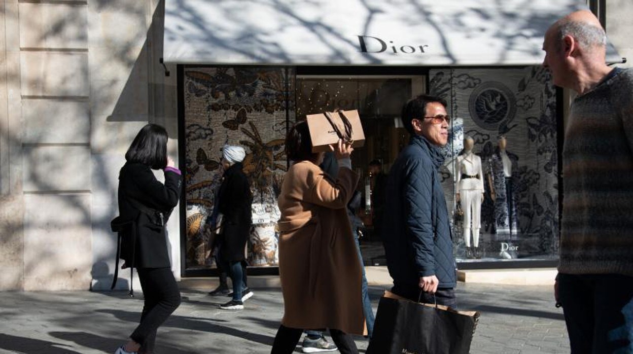 Turistas, paseando por delante de la tienda de Dior afectada, en una imagen de archivo