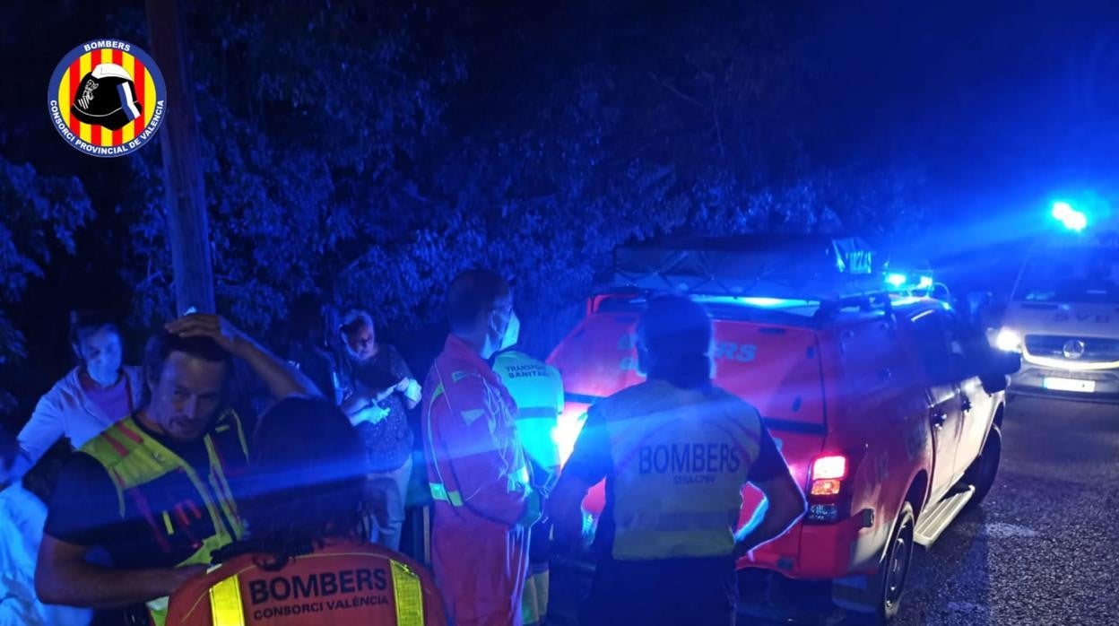 Imagen tomada durante el rescate de dos niñas en un barranco de la localidad valenciana de Xàtiva