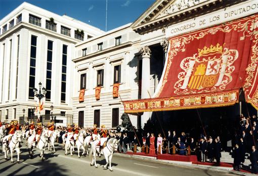 Tras la jura de Don Felipe hubo desfile de las Fuerzas Armadas ante un Congreso engalanado