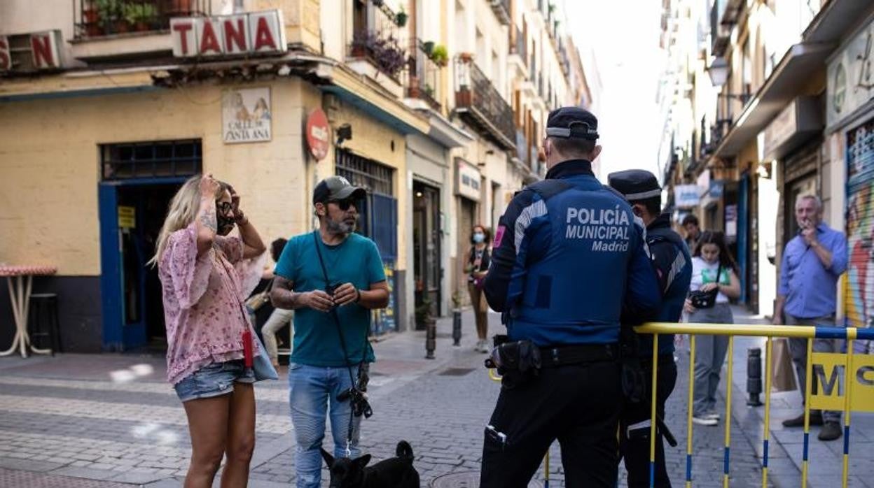 Dos agentes de la Policía Municipal con dos ciudadanos en Madrid