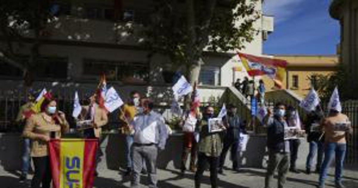 Agentes de policía protestan a las puertas de Carabanchel