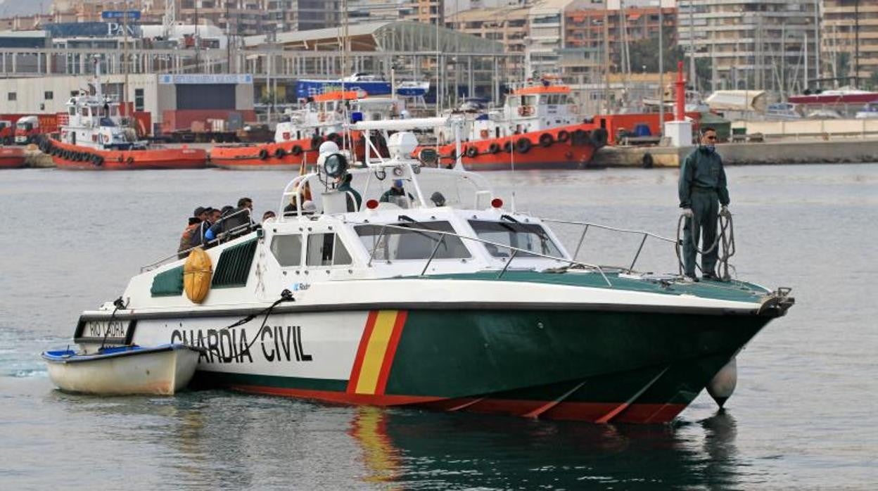 La Guardia Civil arrastra una patera en una imagen de archivo