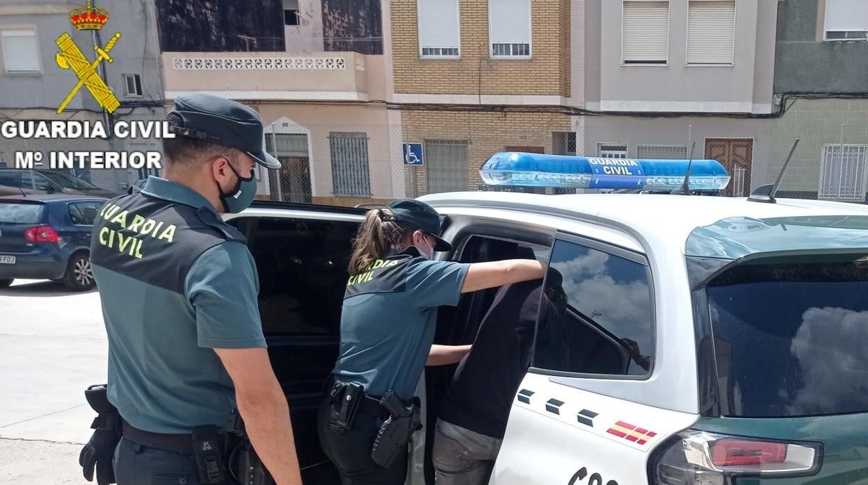 Imagen tomada durante la detención del presunto agresor en Sueca (Valencia)