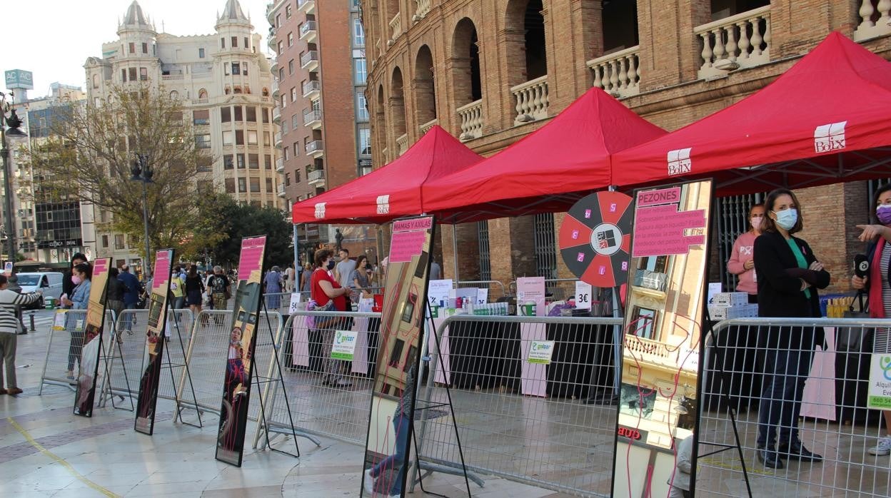 Imagen tomada en el punto de información de la Asociación Contra el Cáncer instalado junto a la Plaza de Toros de Valencia