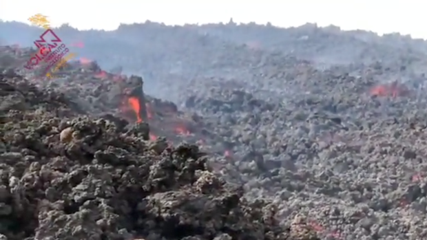 La lava entra en el corazón del núcleo urbano de La Laguna y está a unos 30 metros del mar