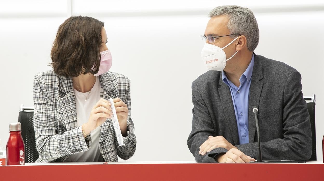 La leonesa Andrea Fernández junto a Javier Izquierdo en la primera reunión de la Comisión de la Ejecutiva Federal del Partido Socialista, elegida en el 40 Congreso