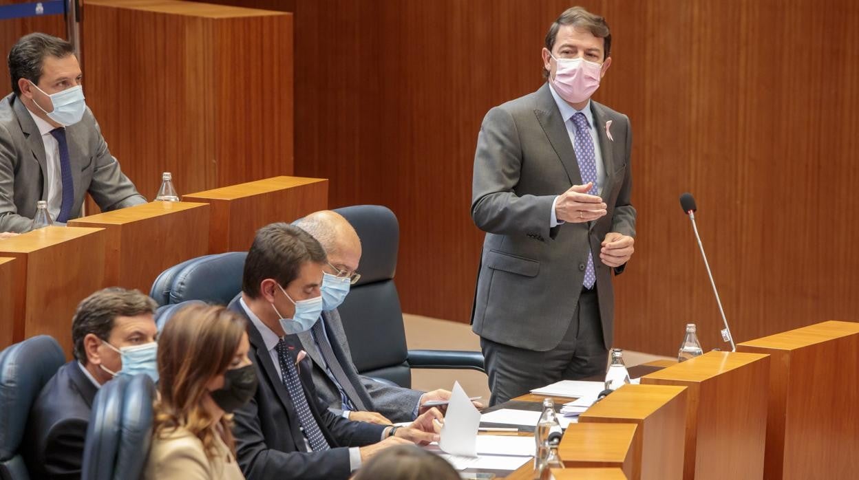 El presidente de la Junta, Alfonso Fernández Mañueco, durante el pleno de las Cortes