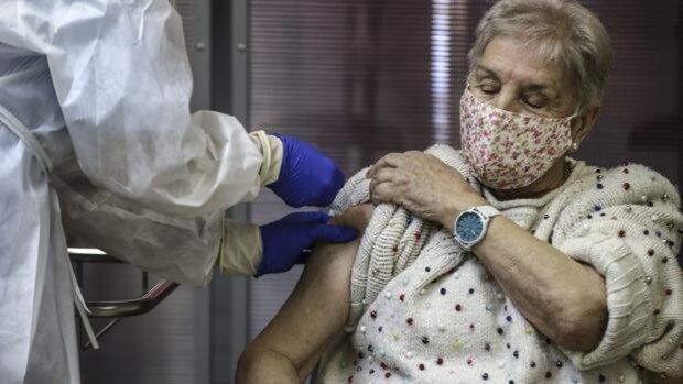 Madrid administrará juntas la vacuna de la gripe y la tercera dosis del Covid a mayores de 70