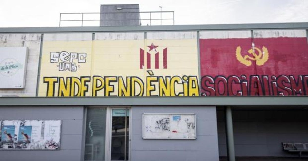 Pintadas de estudiantes independentistas en el campus de la Universidad Autònoma de Barcelona