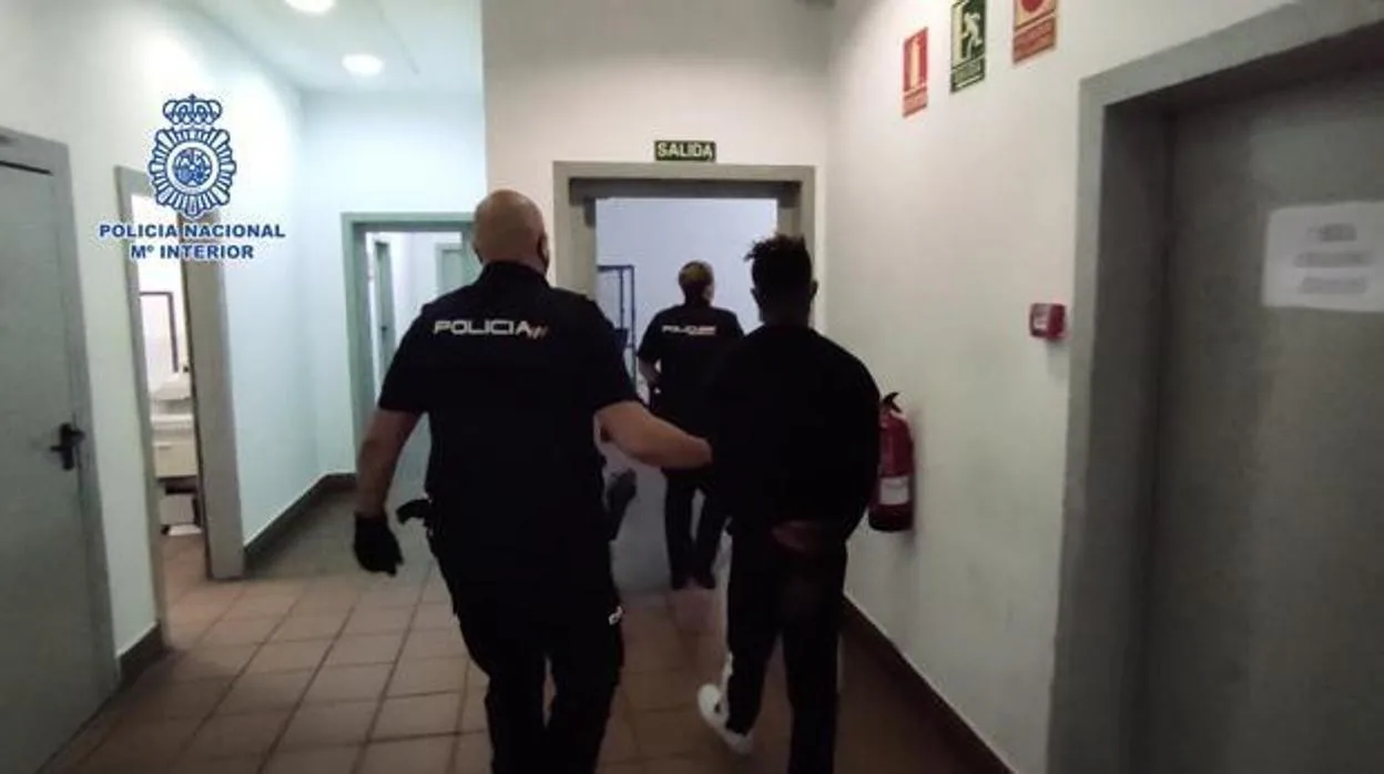 La Policía Nacional lleva a la comisaría a un miembro de una banda latina