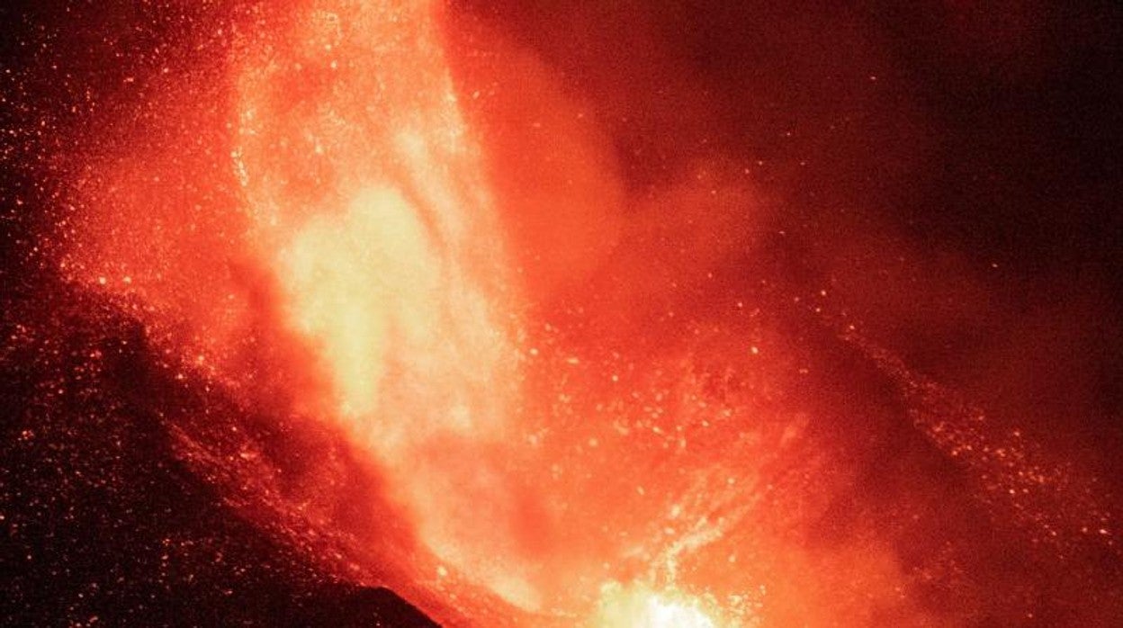 Centro emisor en el cono eruptivo en imagen tomada en noche de efusividad