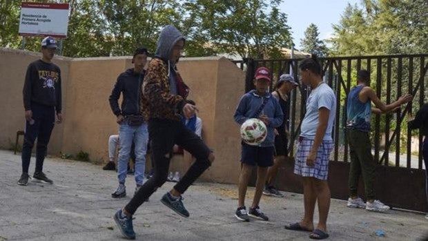 Un grupo de menores extranjeros juega en el exterior del centro de acogida de Hortaleza