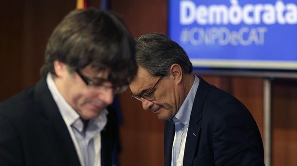 Los expresidentes de la Generalitat Carles Puigdemont y Artur Mas, en una imagen de archivo