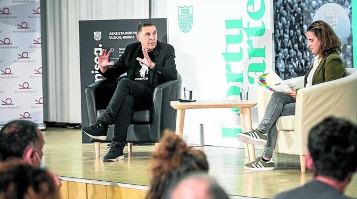 Arnaldo Otegi, durante su intervención en un coloquio celebrado en Eibar al que asistieron varias decenas de militantes de la coalición soberanista